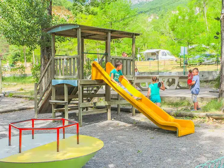 aire de jeux au camping a proximite de castellane